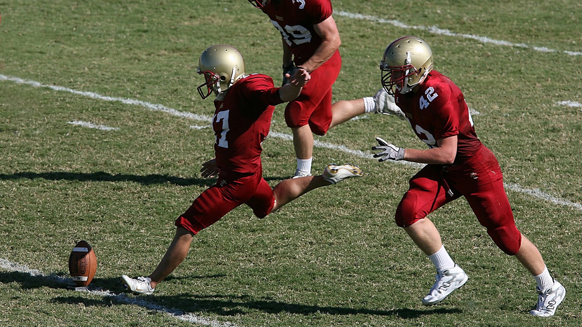 国际足球界倡导绿色环保，赛场和设备实现全面升级，足球国际赛的作用